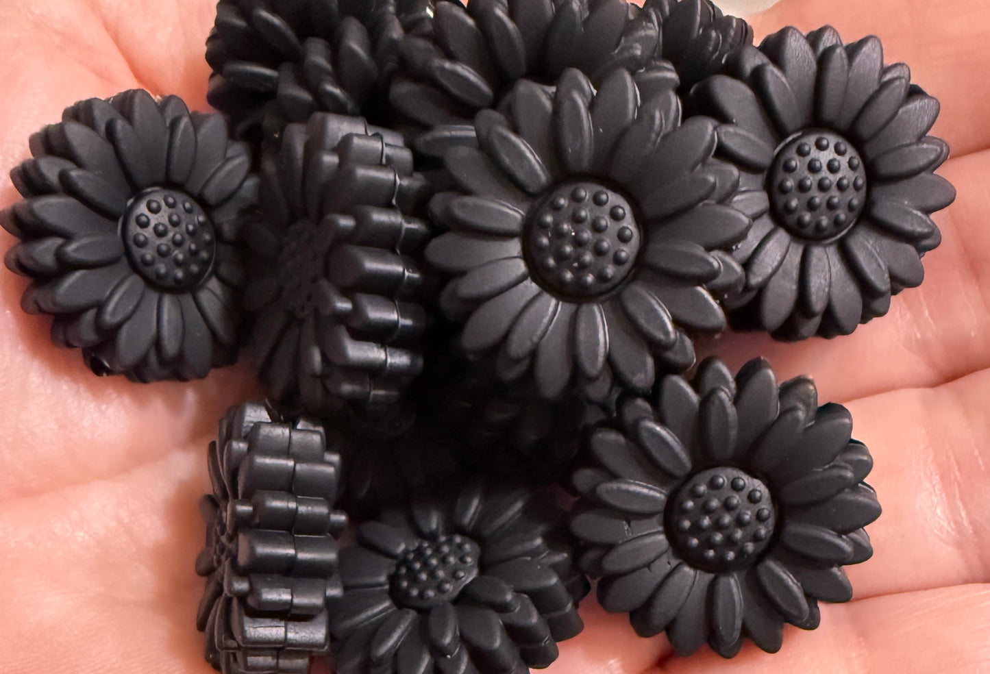 20mm Small Black Daisy